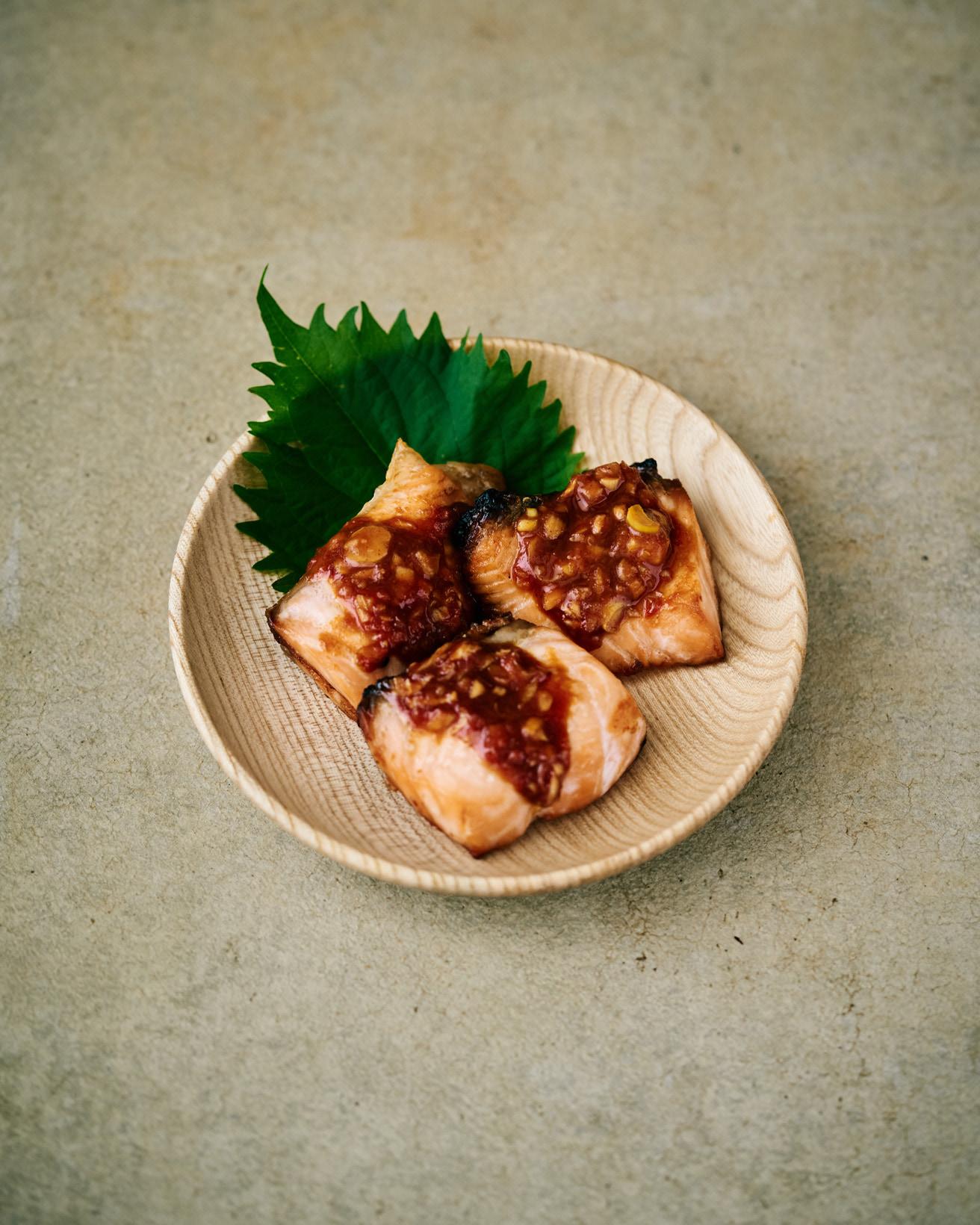 【365日豆皿つまみ】“鮭のコチュジャンねぎ味噌焼き”｜10月 ツレヅレハナコの10分つまみ