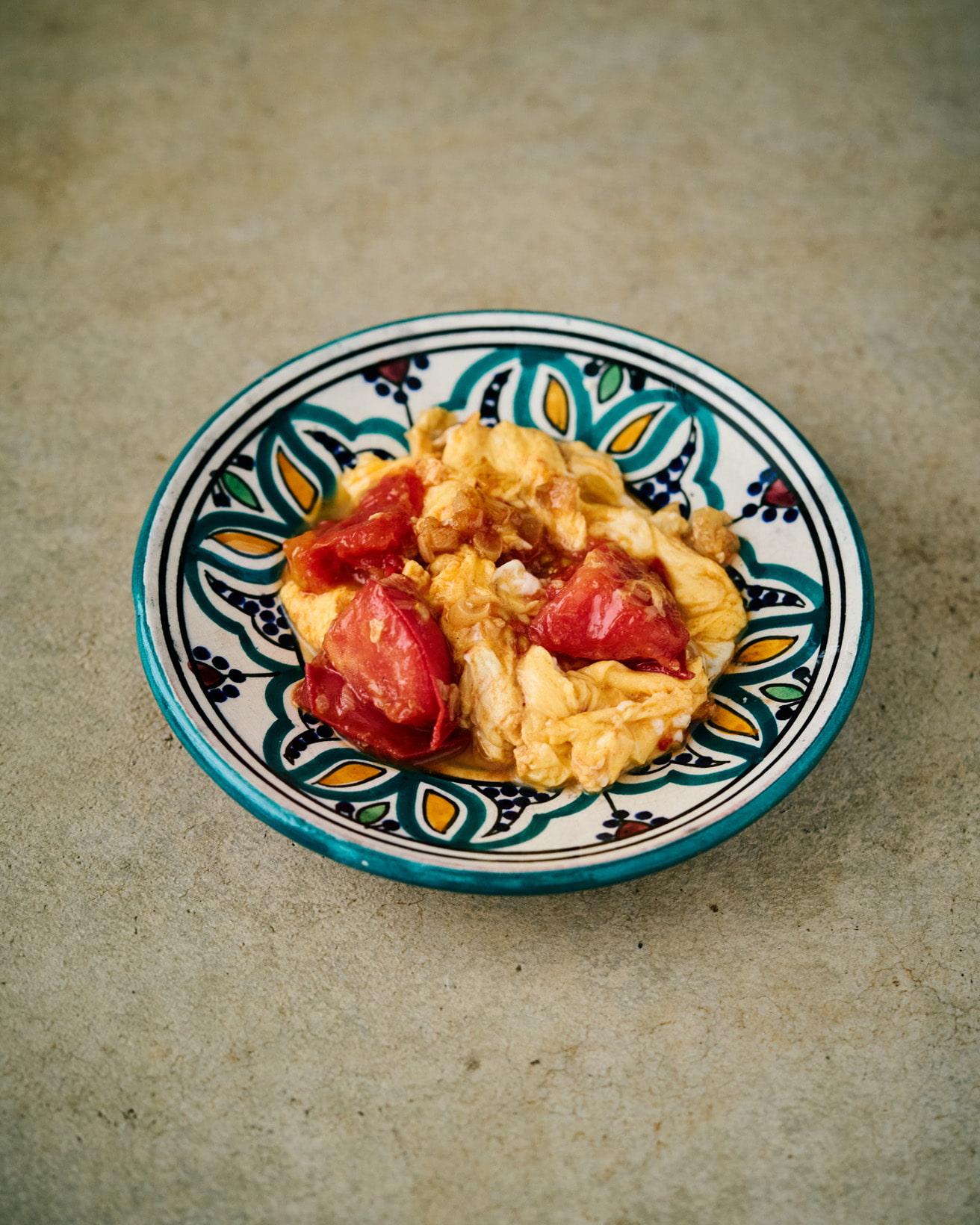 【365日豆皿つまみ】“ふんわりトマト卵炒め”｜10月 ツレヅレハナコの10分つまみ