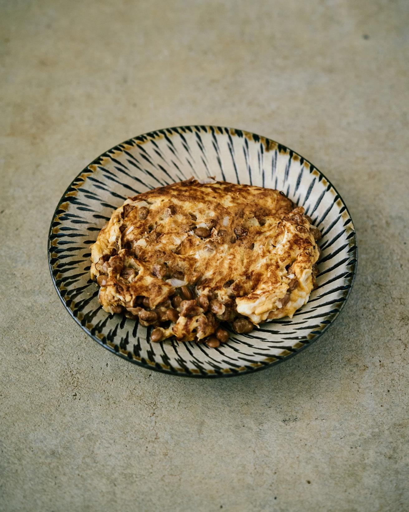 【365日豆皿つまみ】“ざっくり納豆たまご焼き”｜10月 ツレヅレハナコの10分つまみ