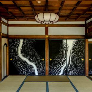 テーマは「雷」。京都〈両足院〉で杉本博司の襖絵、掛軸が初公開。