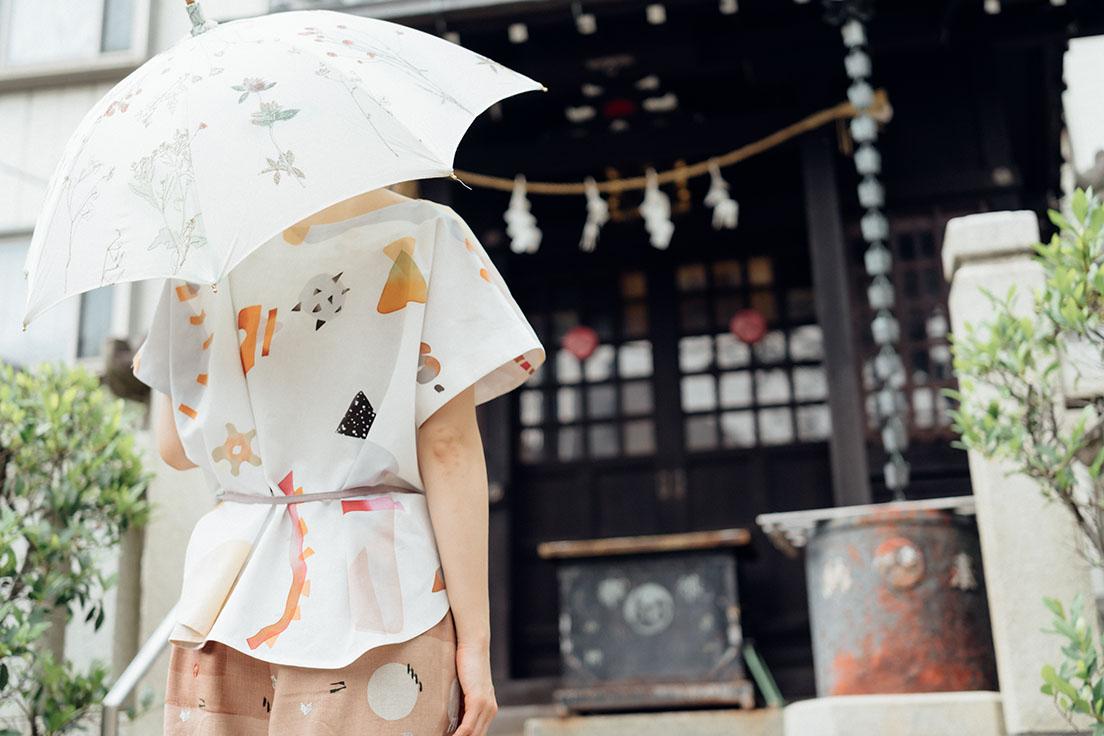 コラボレーション生地を使った傘とファッションのスタイリングも披露される。
