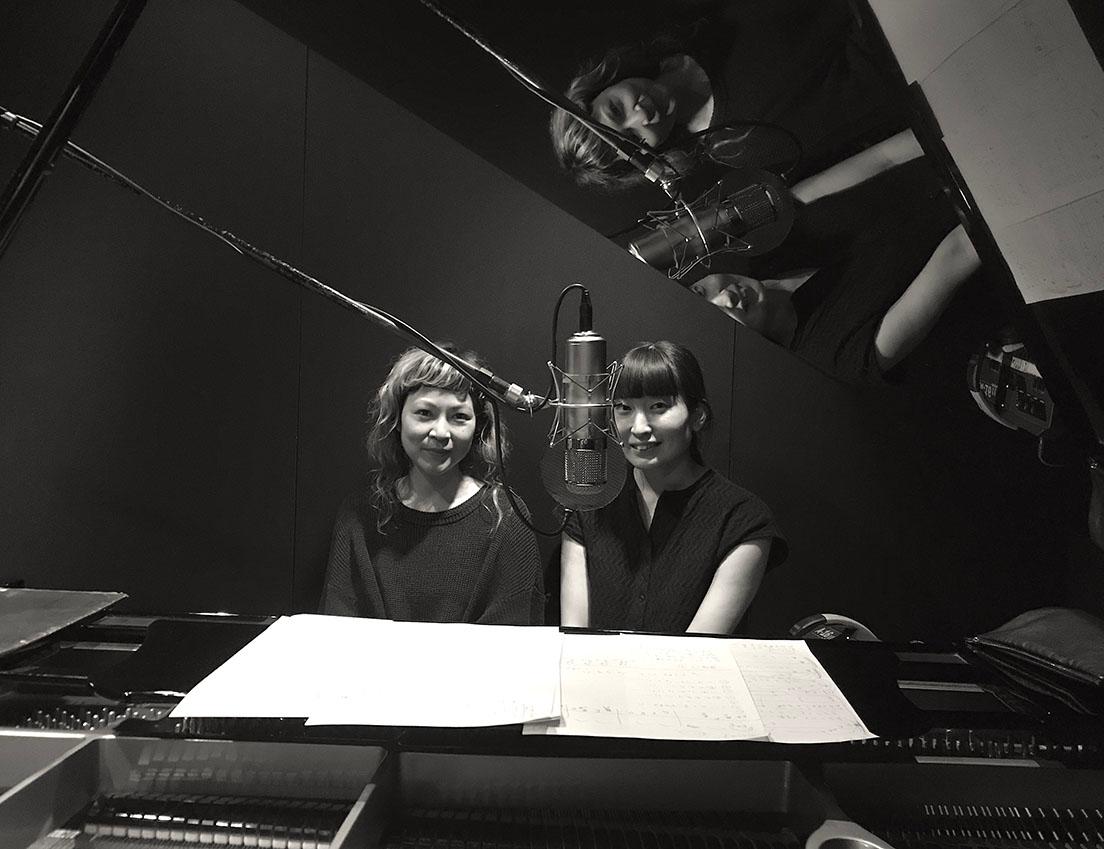 オリジナル楽曲「傘の向こう」を制作した原田郁子（左）と寺尾紗穂。
