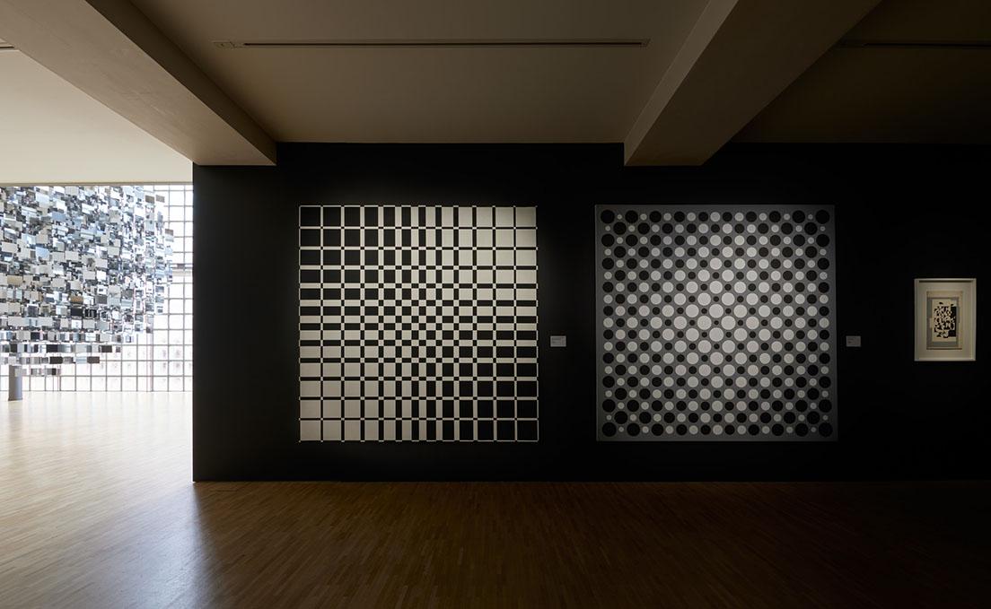 ル・パルクの初期作品。14色を用いる前、ル・パルクは黒と白の２色で視覚的な実験を試みていた。「Projet Couleur n14」（1959年）