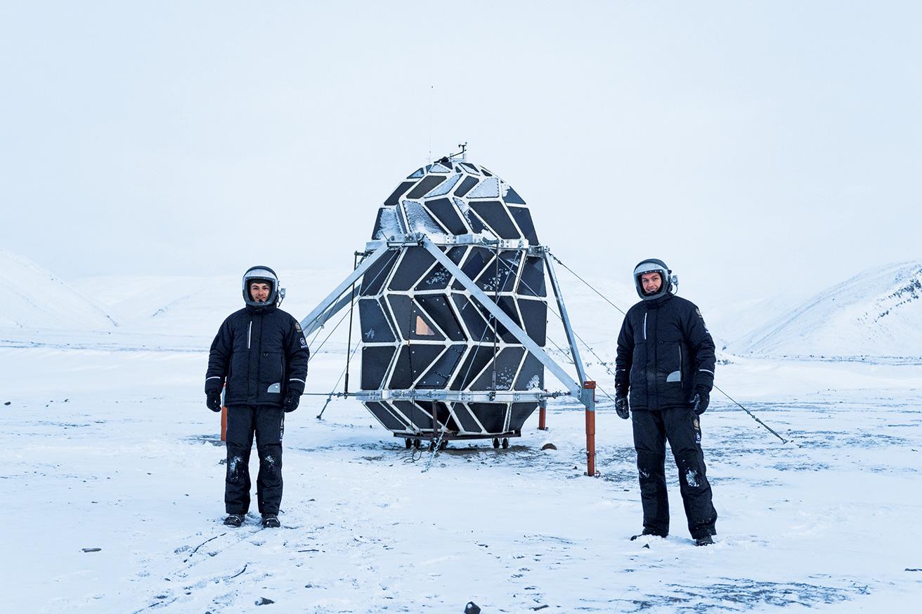 2020年にグリーンランドで行われた、第1号となる折り畳み式住居「LUNARK」での実験の様子。人間2人とロボットアームが月に着陸し、月面生活するシーンを想定したシミュレーションが行われた。