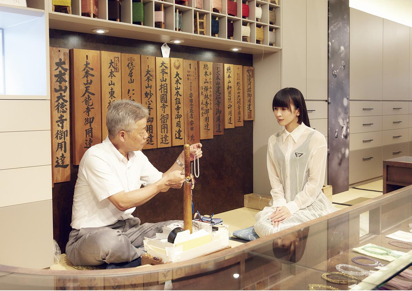 Yasuda Nenju Ten, established 1683 in Rokkaku, Teramachi, Kyoto. Gazing at the prayer beads made of white pearls with white silk thread, KASHIYUKA says, “this reminds me of the pink tassels on the prayer beads I had when I was a child.”