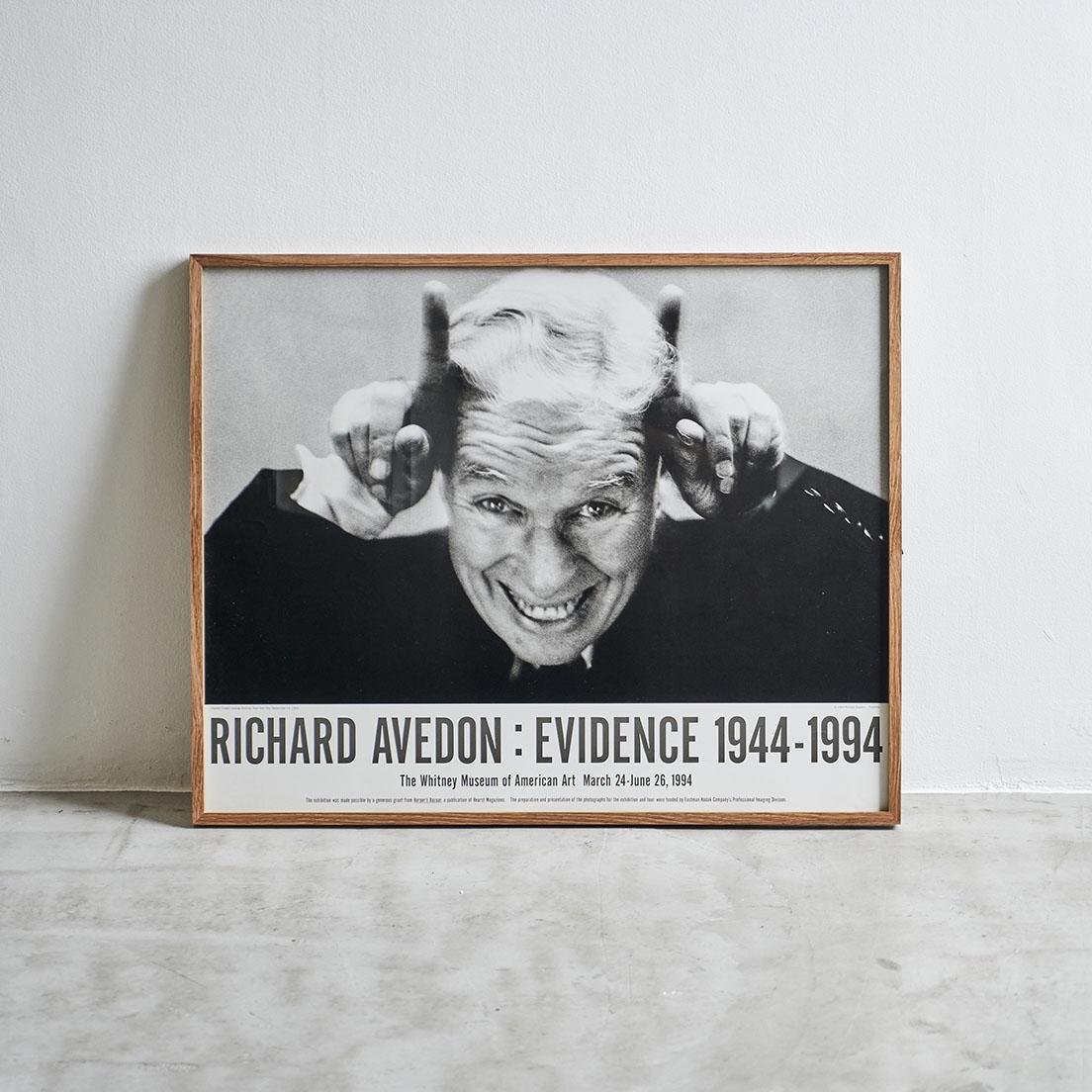 1994年〈ホイットニーミュージアム〉でのリチャード・アヴェドンの個展ポスター。ポーズを取るのは、アメリカからスイスへの亡命前日に撮られたチャールズ・チャップリン。