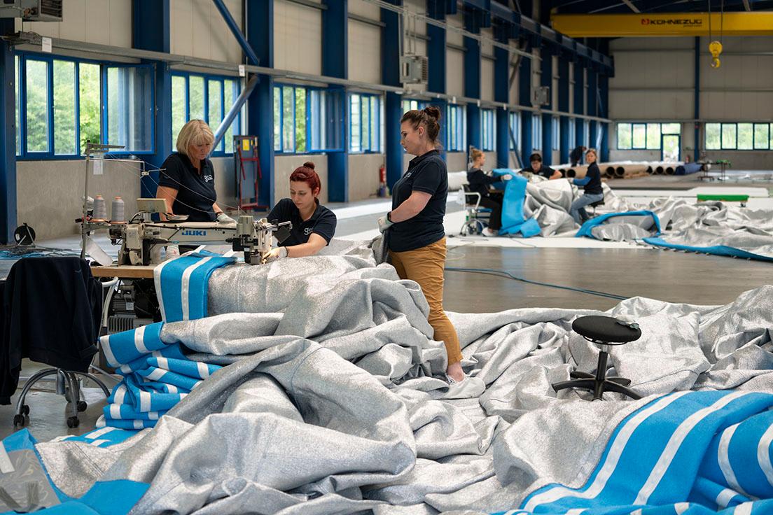 2020年春、ドイツのリュベックにあるGEO社の縫製工場にてファブリックは製作された。Photo: Wolfgang Volz © 2020 Christo and Jeanne-Claude Foundation

