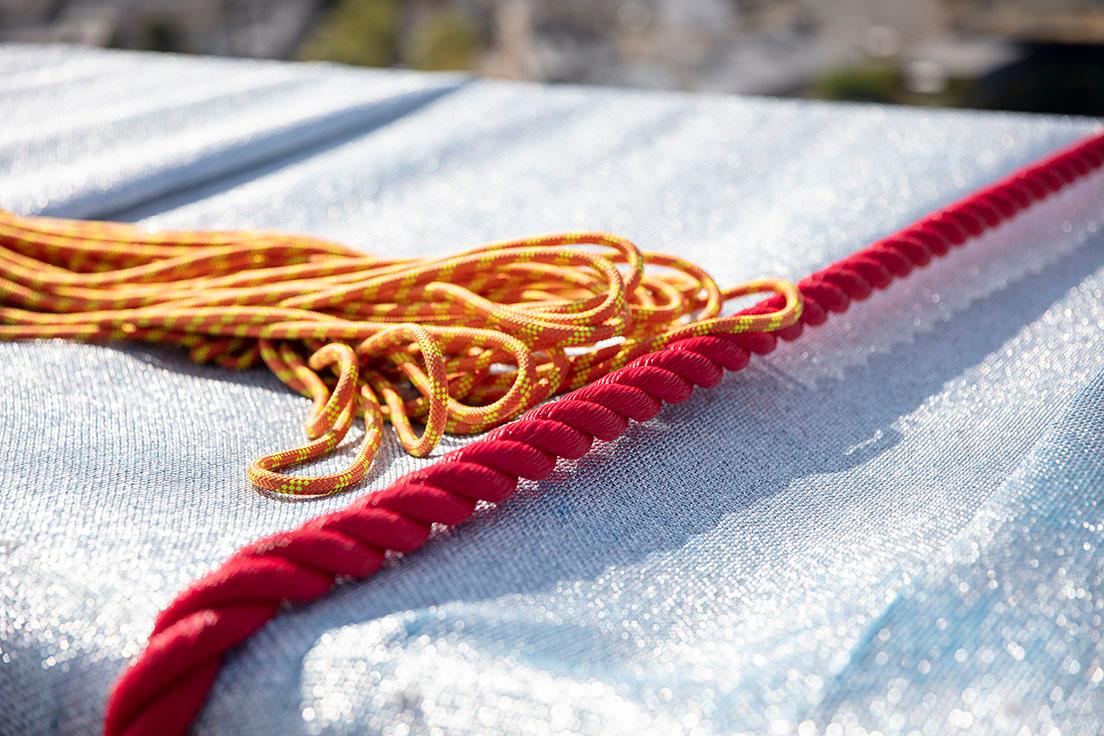 作品全体を結んだ赤いロープも布と同様、100%リサイクル可能なポリプロピレン素材。
