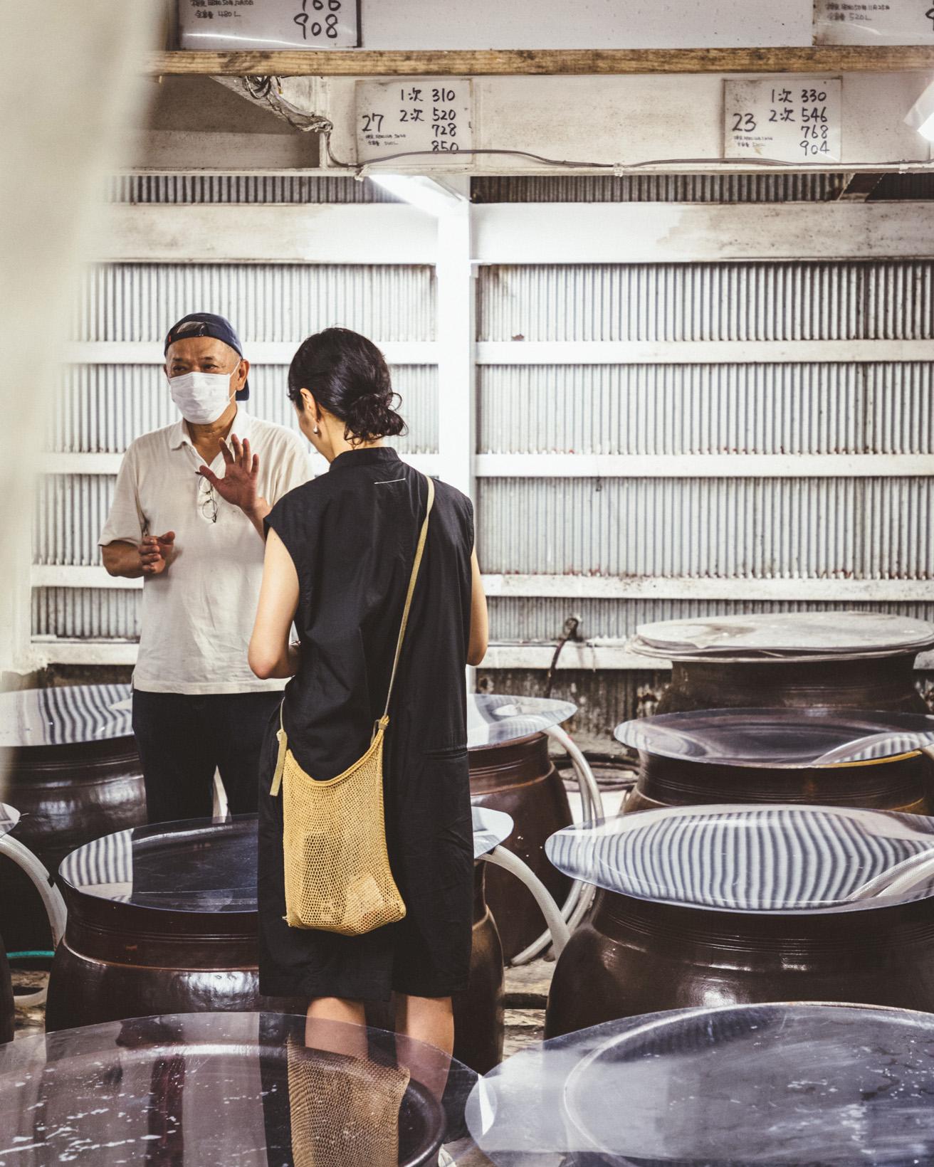 蔵では甕で発酵〜瓶に詰められるまでの焼酎造りの一連の流れを見学させてもらえる。