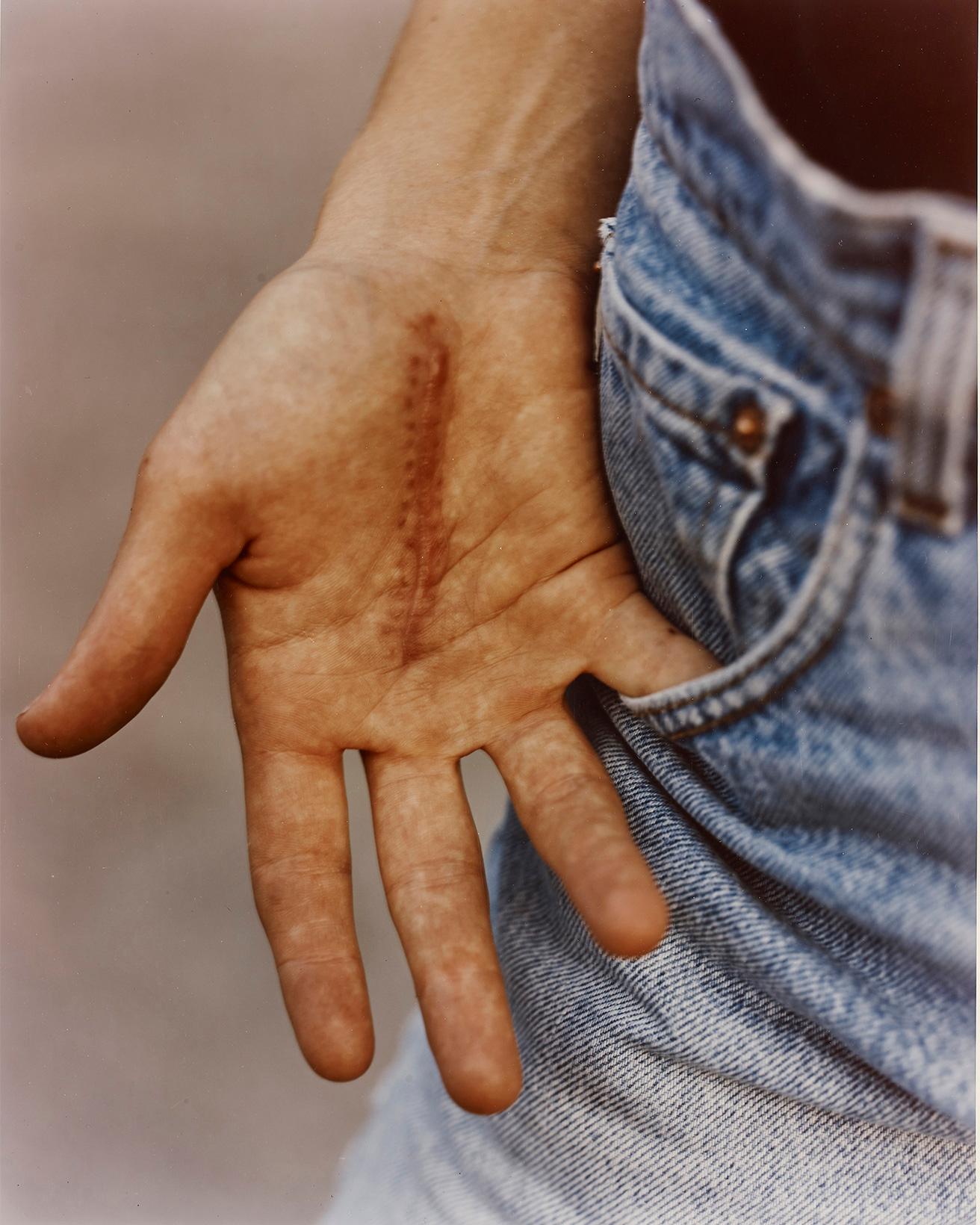 キャリア初期に発表された作品より。『Jean’s hand,NYC』(1992) C-print 610×508mm