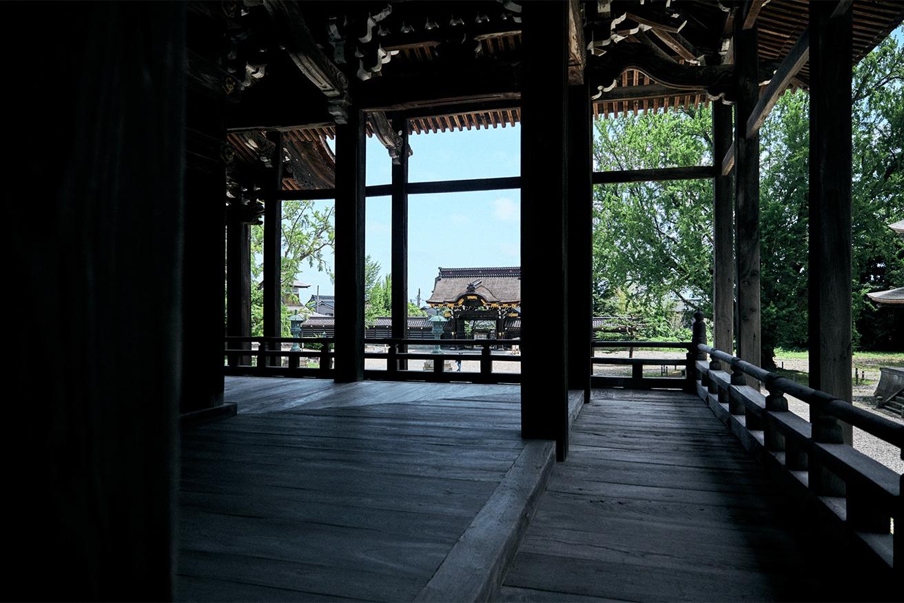 2021年、23年に及ぶ保存修理事業を終えた富山県〈勝興寺〉では11組の作家が展示している。