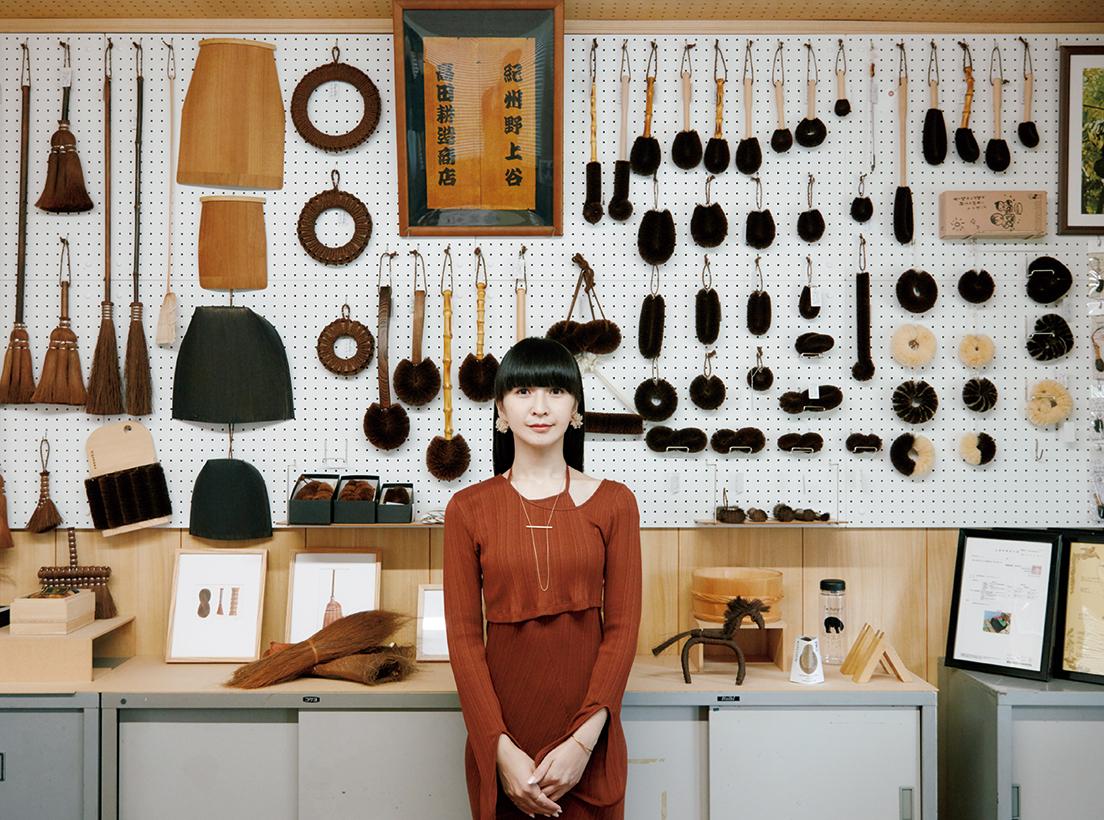 Takada Kōzō Shōten, maker of natural palm scrub brushes, was established in 1948. Our shopkeeper, KASHIYUKA, spotted a small “musubi” brush among their array of products. “Its shape follows the roundness and unevenness of the cookware. That the wire isn’t exposed is great, because it won’t scratch pots and pans.”