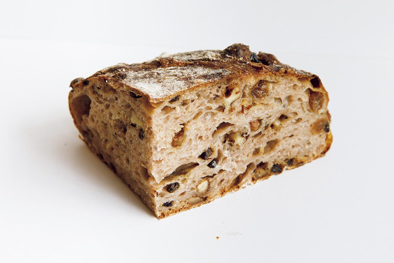 カンパーニュ（1/4）900円。高加水率、長時間発酵のパンは生地の食感が格別。