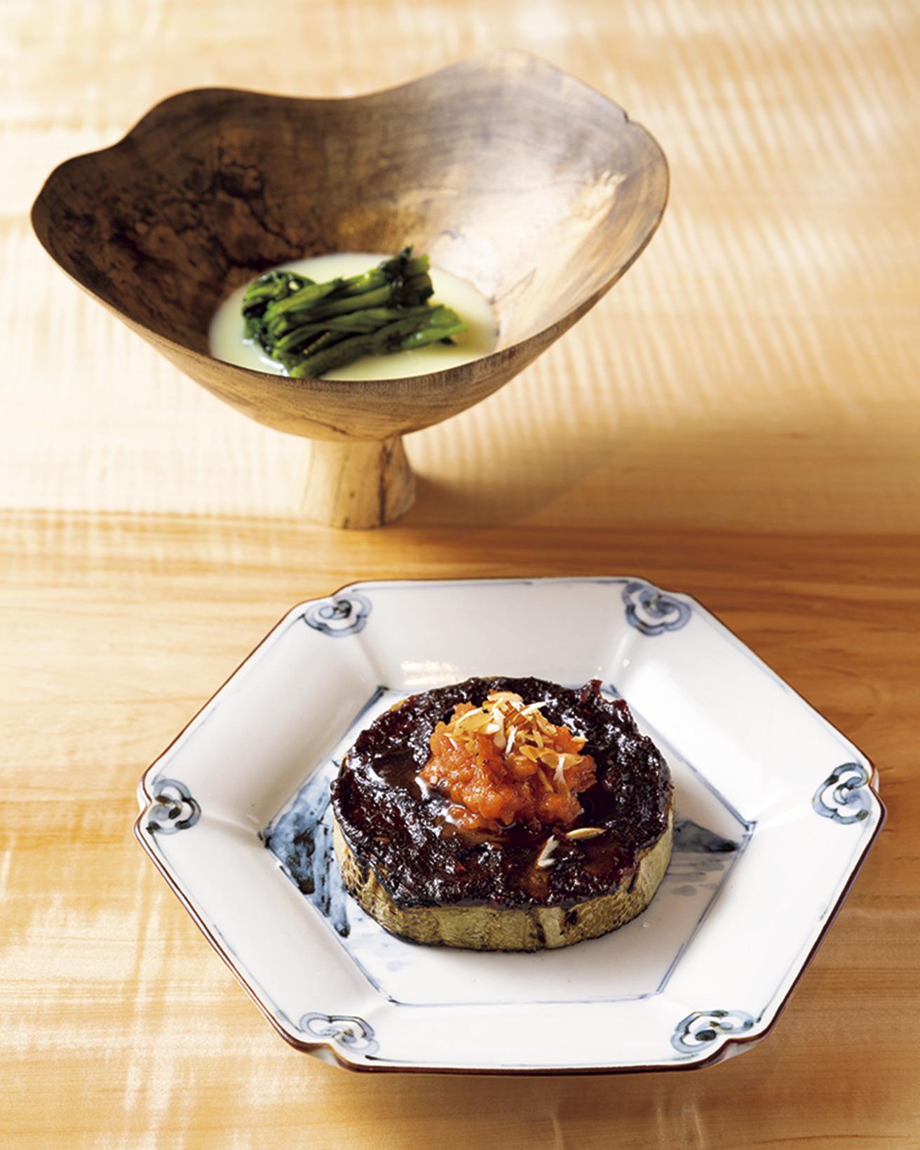 藁焼き空芯菜の冷製と枝豆のすり流し、薪焼き茄子の洋風田楽 和製ハリッサとアーモンドのせ（写真の料理は30,000円のコースの一例）。