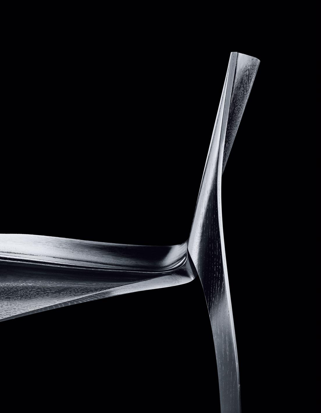 SEYUN Chair　セイユン チェア （2021）
Zaha Hadid Design　ザハ・ハディド・デザイン
左側の背もたれと左の後脚、右側の背もたれと右の後脚、前脚と座面という３つのアシンメトリーなピースで構成。大胆なシルエットと共にディテールのカーブも美しい。「SEYUN」は星雲をモチーフに名づけられた。