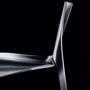 【日本初公開】ザハ・ハディドの精神を込めた〈カリモク家具〉の椅子が誕生。