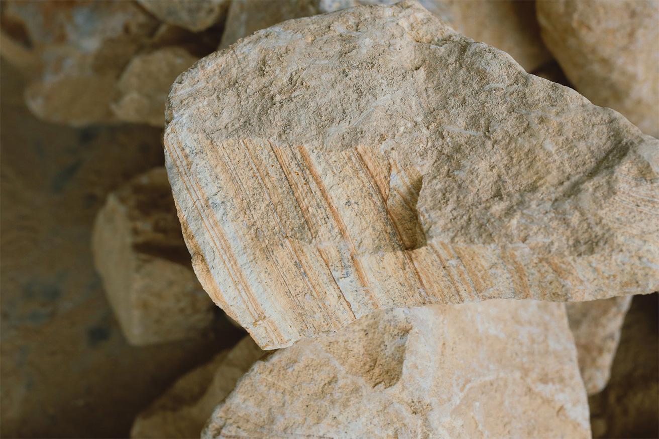 熊本県天草の山から採掘された縞石の断面には幾筋もの縞模様を見ることができ、これは、1400万年前に陶石が熱水活動で酸性の地下水に浸され、陶石の中の鉄分が変色し縞模様として現れたものだとも言われている。
