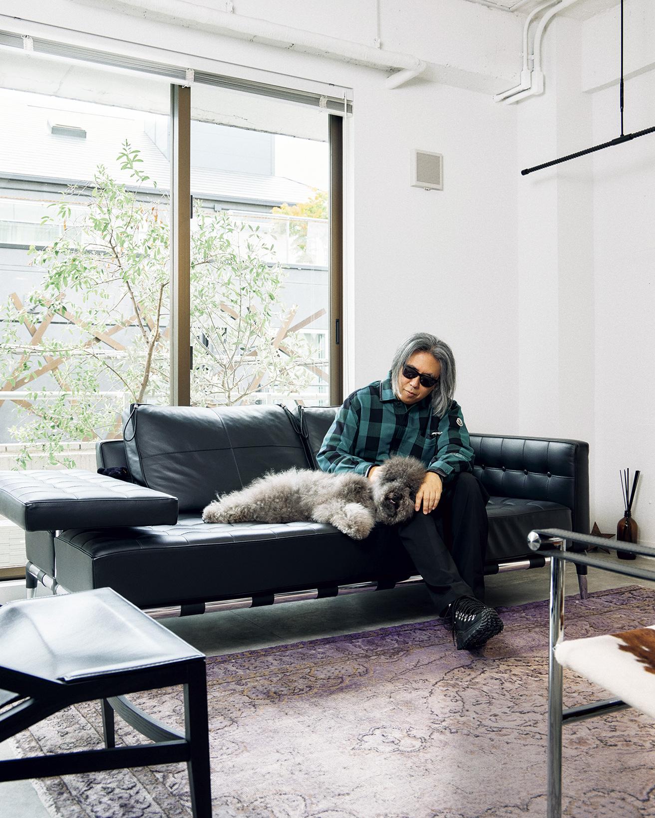 〈GOD SELECTION XXX〉　デザイナー宮﨑泰成が手がけるブランドのオフィスは、ブラックレザーの大きなソファが印象的。CryptoPunksのアートワークなど、現代アートが多数飾られている。宮﨑の愛犬ベスはLINEスタンプでも人気。
