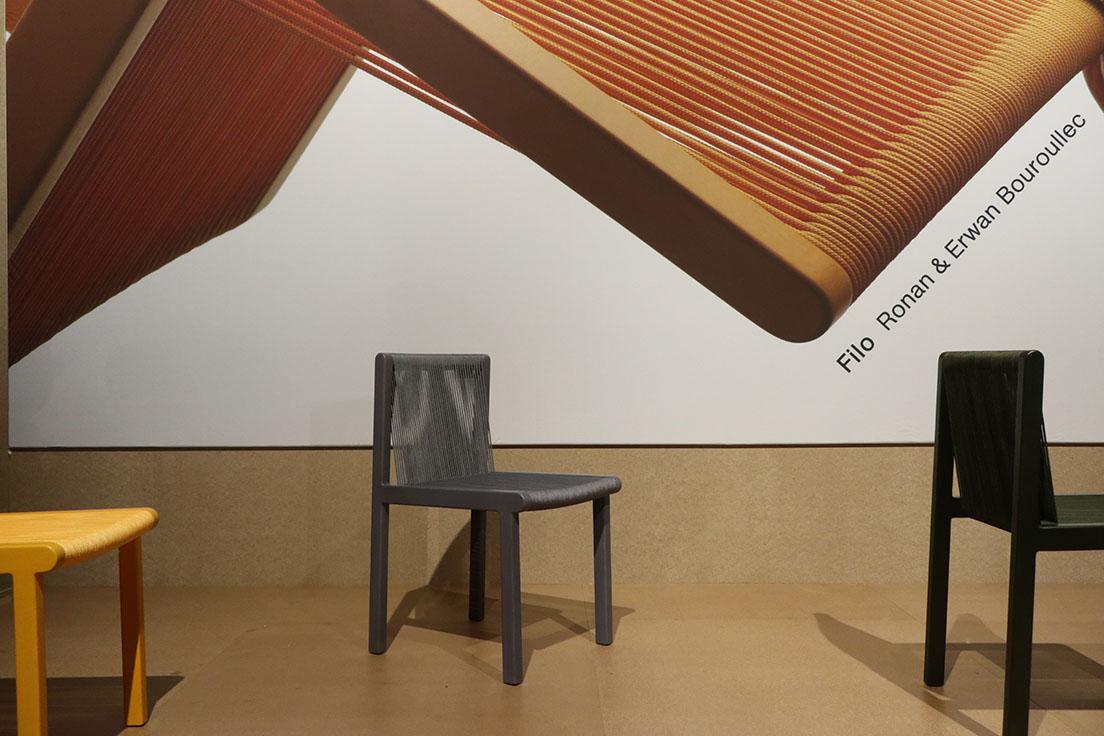 『スーパーサローネ』に出展したイタリアの〈マティアッツィ〉は、ロナン＆エルワン・ブルレックによる新作《フィーロ》を発表。座面と背もたれに紐を用いた木の椅子で座り心地も快適。 https://www.mattiazzi.eu/