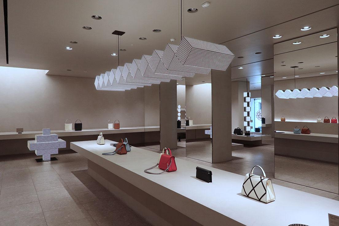 革製品で有名な〈ヴァレクストラ〉の旗艦店では、イギリスのトム・ディクソンによるインスタレーション『ブラックライト』を開催。新しい発光ユニット《コード》を用いた幾何学的なオブジェが、ミニマルな店内と共鳴していた。 https://www.valextra.jp/