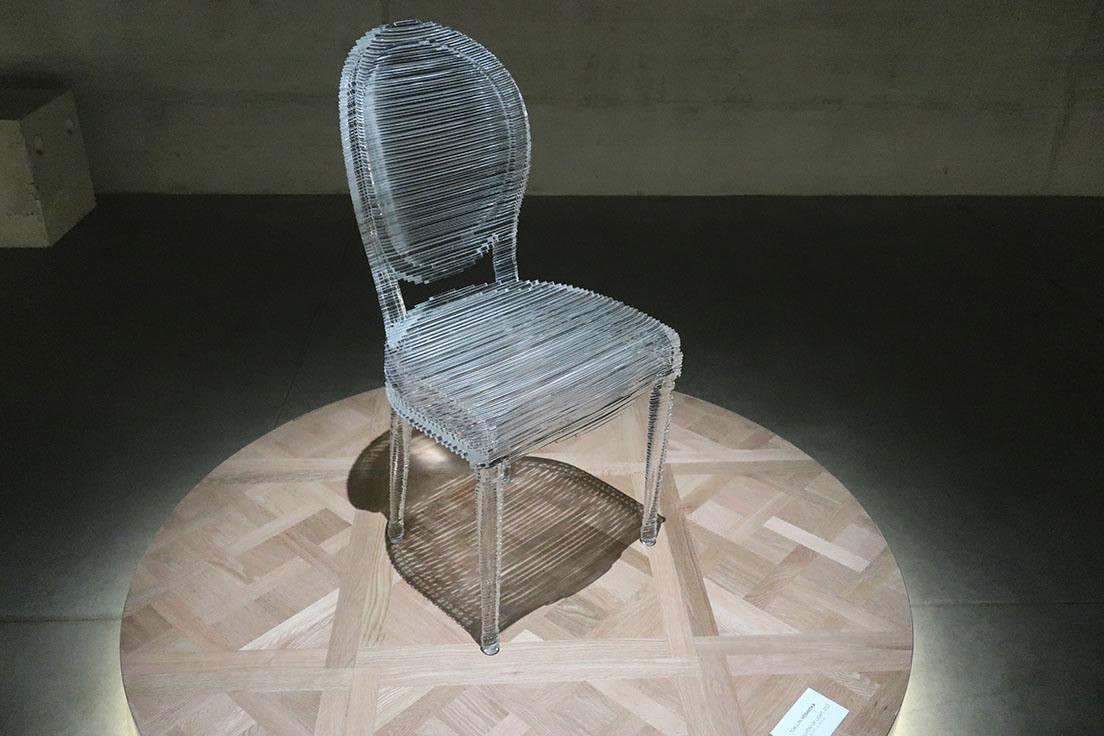 〈ディオール〉のアイコンであるルイ16世様式の椅子をモチーフにした「ザ・ディオール・メダリオンチェア」展には17組の世界的デザイナーが参加。写真は吉岡徳仁による作品で、364枚の透明なプレートが不規則な輝きをもたらしている。https://www.tokujin.com/