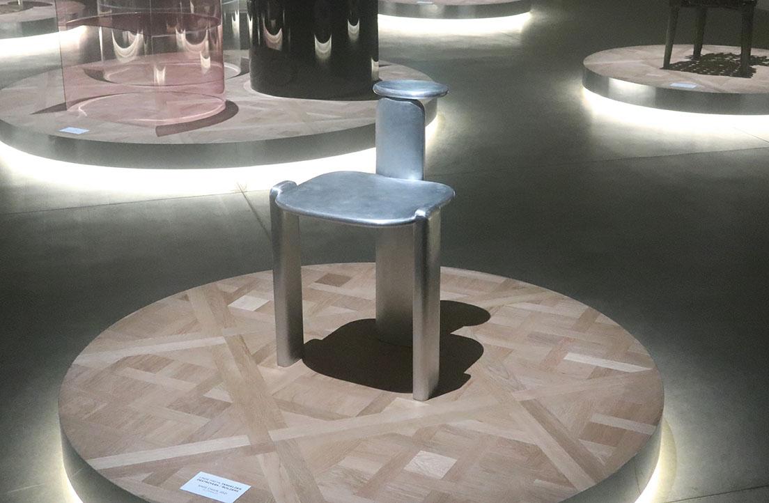ベルギーの新鋭、〈デストロイヤーズ／ビルダーズ〉も「ザ・ディオール・メダリオンチェア」展に参加。アルミニウムの塊でできた椅子はひときわ前衛的だった。 https://destroyersbuilders.com/