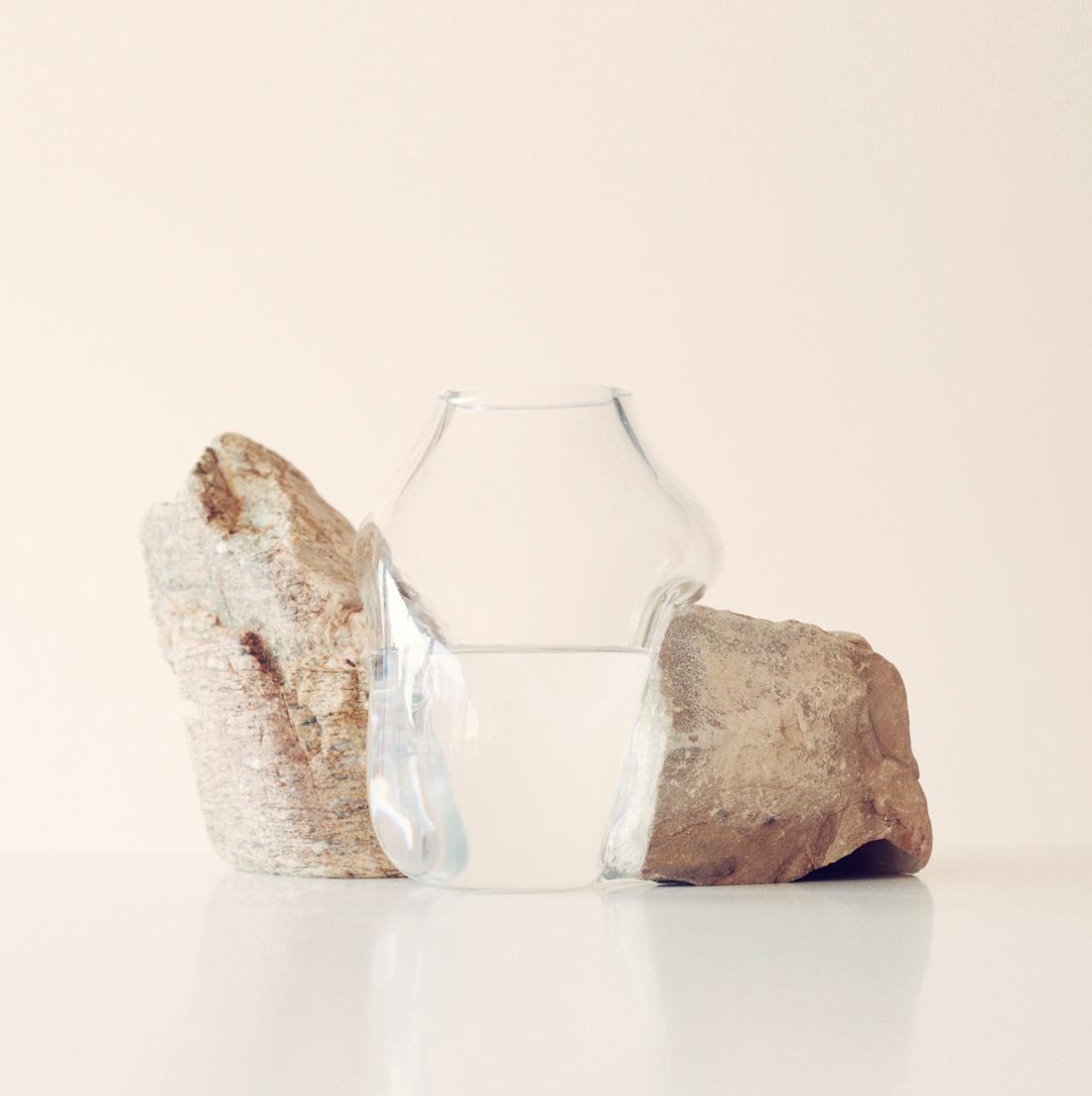 各国の土地の記憶を持つ石とフランスやイタリアで制作した吹きガラスが「旅」を意識させる。