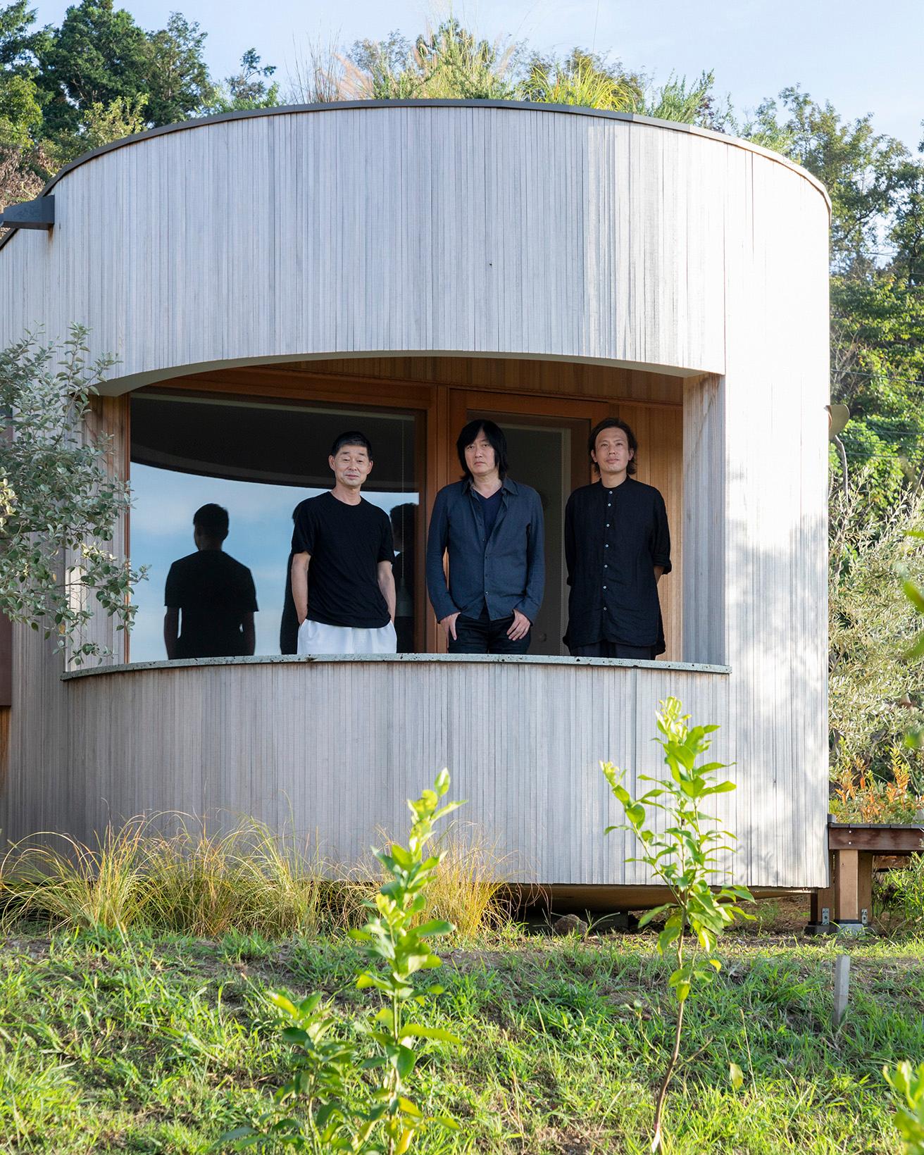 左から、〈cocoon〉総合ディレクションを務めた皆川明、〈KURKKU FIELDS〉総合プロデューサー小林武史、建築・設計を手がけた〈ikken〉の吉田隆人。