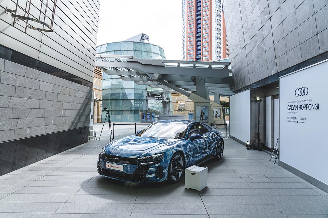 大山エンリコイサムの、エアロゾル・ライティングのビジュアルを再解釈した独自のモチーフ「クイックターン・ストラクチャー」によってラッピングされた〈アウディ〉の最新フラッグシップ電気自動車《Audi e-tron GT》。