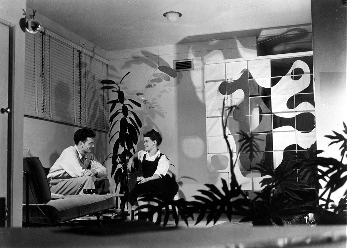 1941年に結婚し、2人でオフィスを立ち上げたチャールズ＆レイ・イームズ。© Eames Office, LLC　