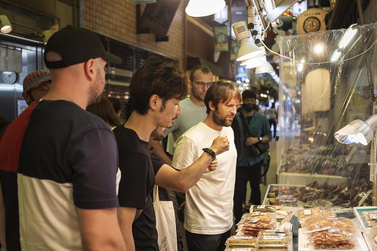 京都の市場で食材を探す、〈noma〉オーナーシェフのレネ・レゼピやスタッフの様子。photo_Amy Tang