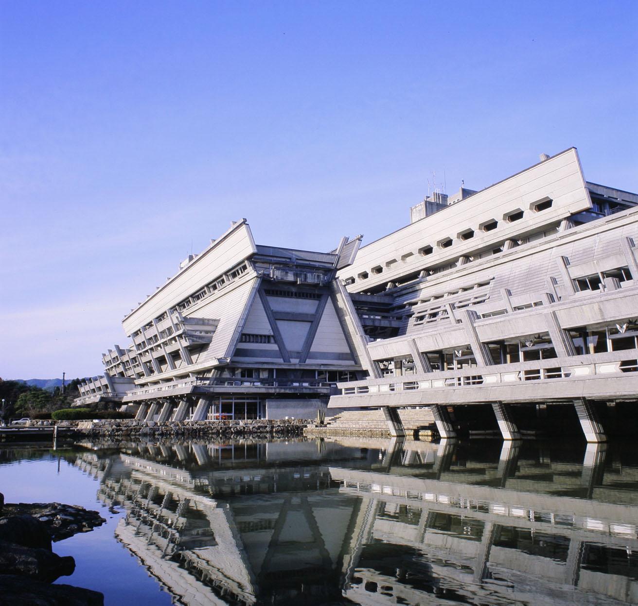 会場は大谷幸夫設計の〈国立京都国際会館〉イベントホール。