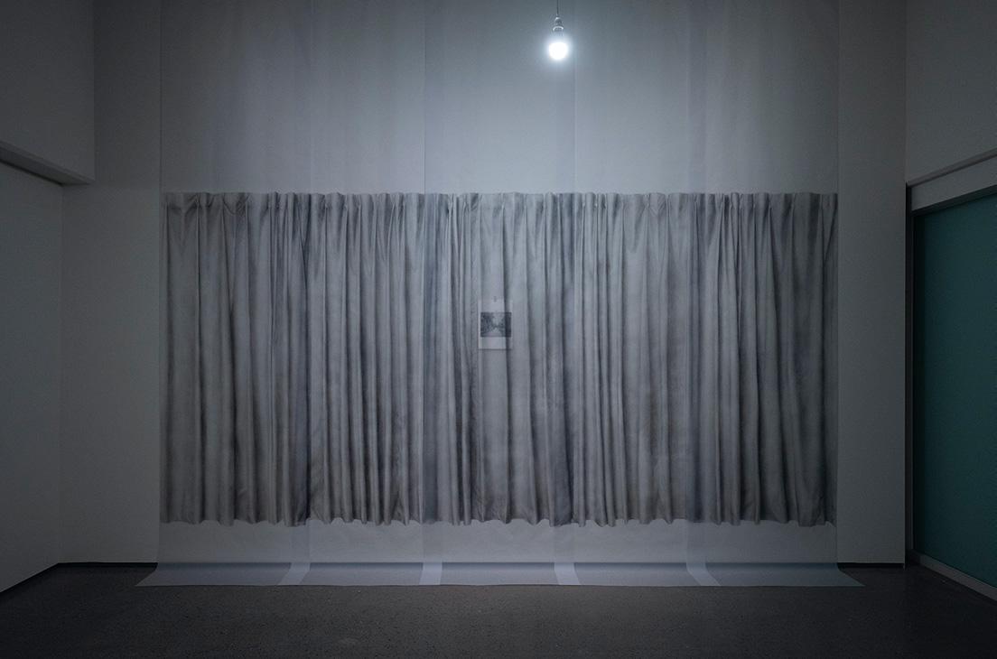 ルートBの〈ギャラリー小柳〉での橋本晶子の個展『I saw it, it was yours』展示風景。トレーシングペーパーに鉛筆でカーテンが描かれたこの作品のほか新作を組み合わせ、空間に新たな風景を作り出す。〜10月30日、11月4日〜11月7日。Akiko Hashimoto,  Curtain, 2020 Production cooperation by Shiseido, photo by watsonstudio