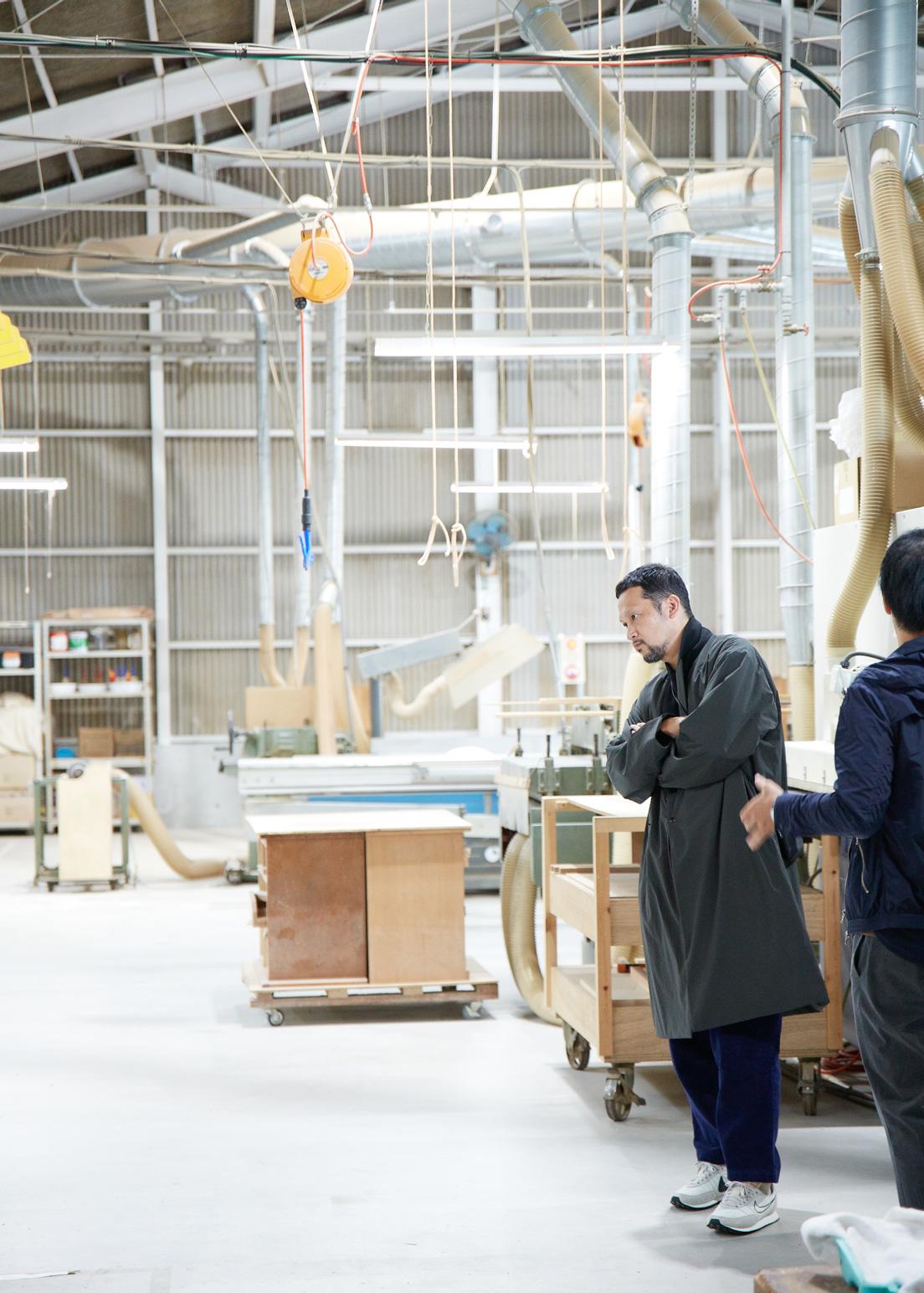 〈広松木工〉の工場を訪れ、製造工程を見学する二俣さん。