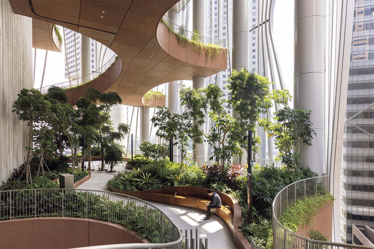 17〜20階の4フロアをつなげた「Green Oasis」。熱帯雨林の植物階層を模倣し、自然光を心地よく取り入れた癒しのスペースに。