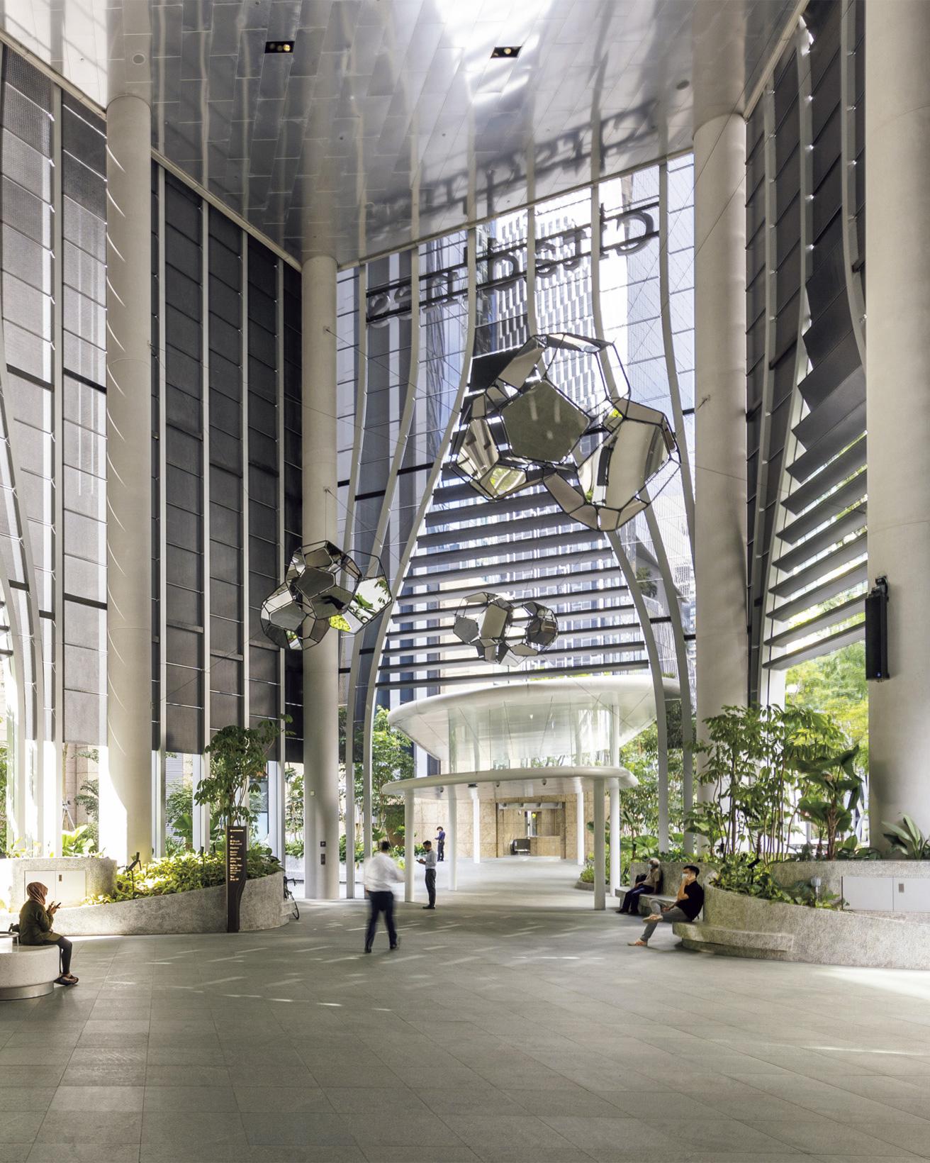 都市の公共空間とシームレスにつながる地上階。設計コンセプトである「シンガポールの垂直都市」を表す開放的な空間。