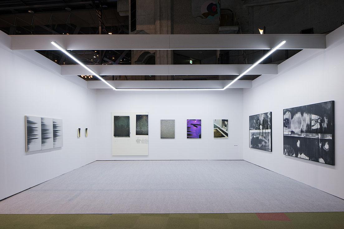 〈タカ・イシイギャラリー〉とケルンの〈Galerie Gisela Capitain〉は横田大輔やマリオ・ガルシア・トレスの作品を見せる。
