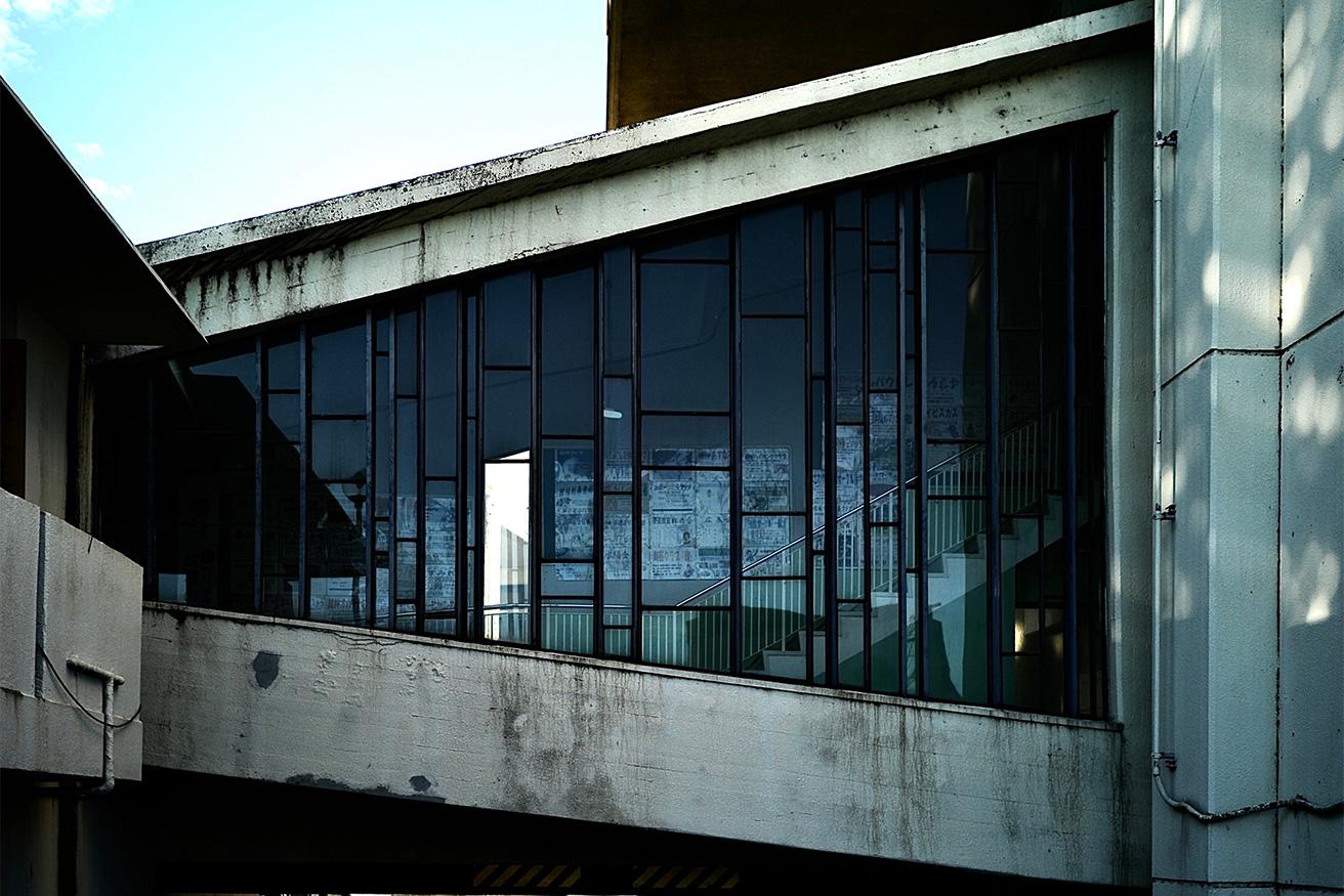 〈館林市民センター〉（1963年）のエントランス横に配された渡り廊下。あみだくじのような意匠が施されたガラスウォールは、あのル・コルビュジエ建築にそっくり......。