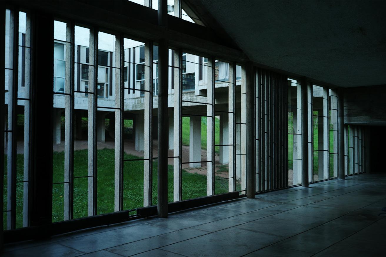 菊竹が参照したであろう、晩年のル・コルビュジエが設計した〈ラ・トゥーレット修道院〉（1959年）のガラスウォール「オンデュラトワール」。