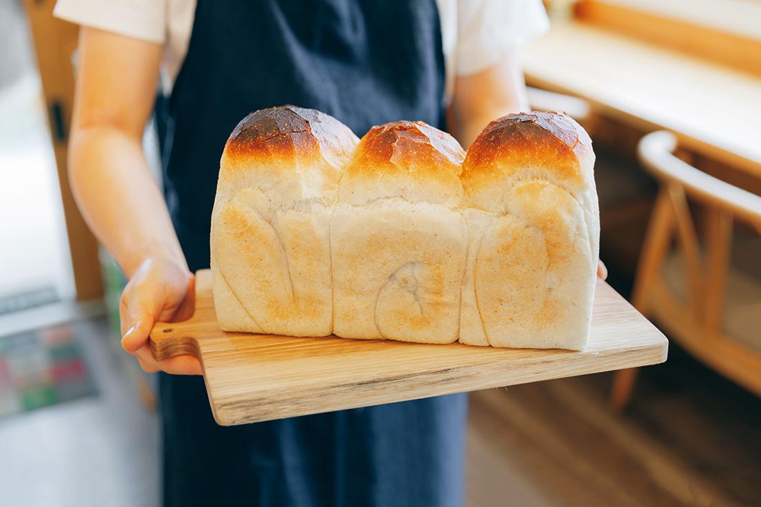 信州や北海道の小麦、地元産の牛乳や卵、店舗前の畑の野菜を使ったパンや焼き菓子がいろいろ。おすすめの食パン1本900円。