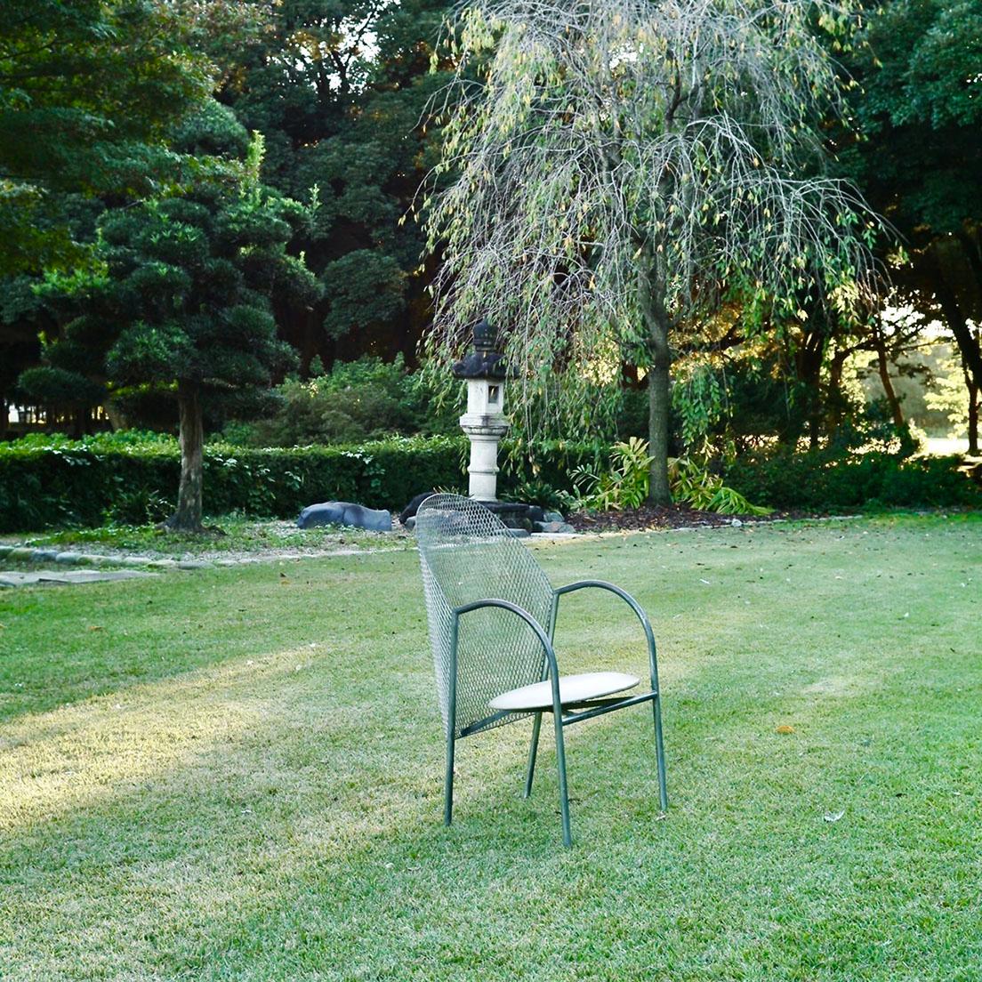 館林市にある名建築〈旧秋元別邸〉の庭に置かれた倉俣史朗の《ハル チェア》。