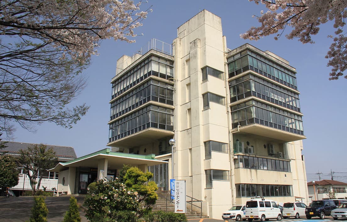 館林城をモチーフにした〈旧館林市庁舎〉外観。かつては建築の周囲に、お堀を思わせる池があった。写真提供:館林市史編さんセンター/撮影:中山健一