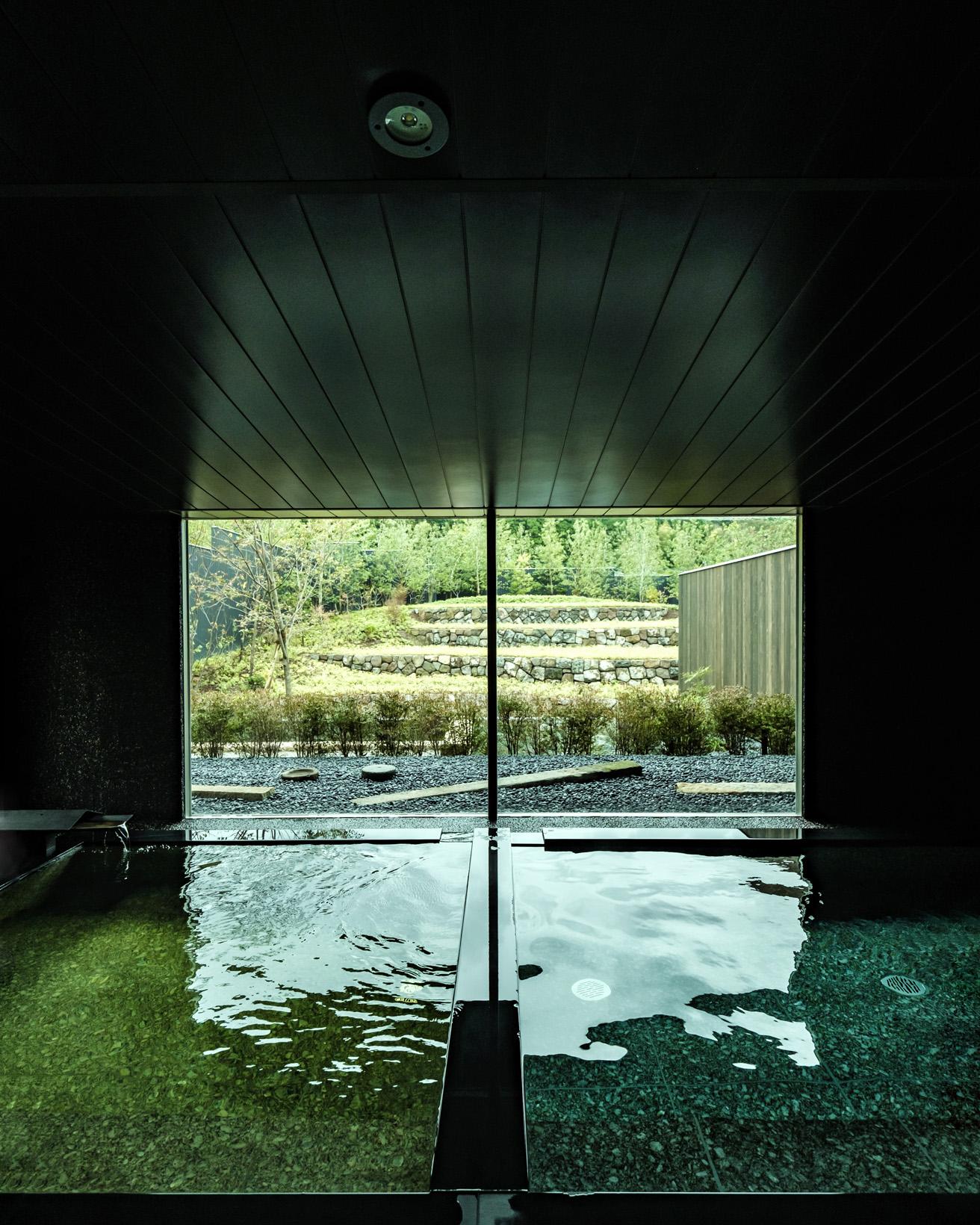 〈界 由布院〉の大浴場の内風呂の壁と床には、臼杵大仏など大分の石文化にインスピレーションを得て、黒い小石を使用している。