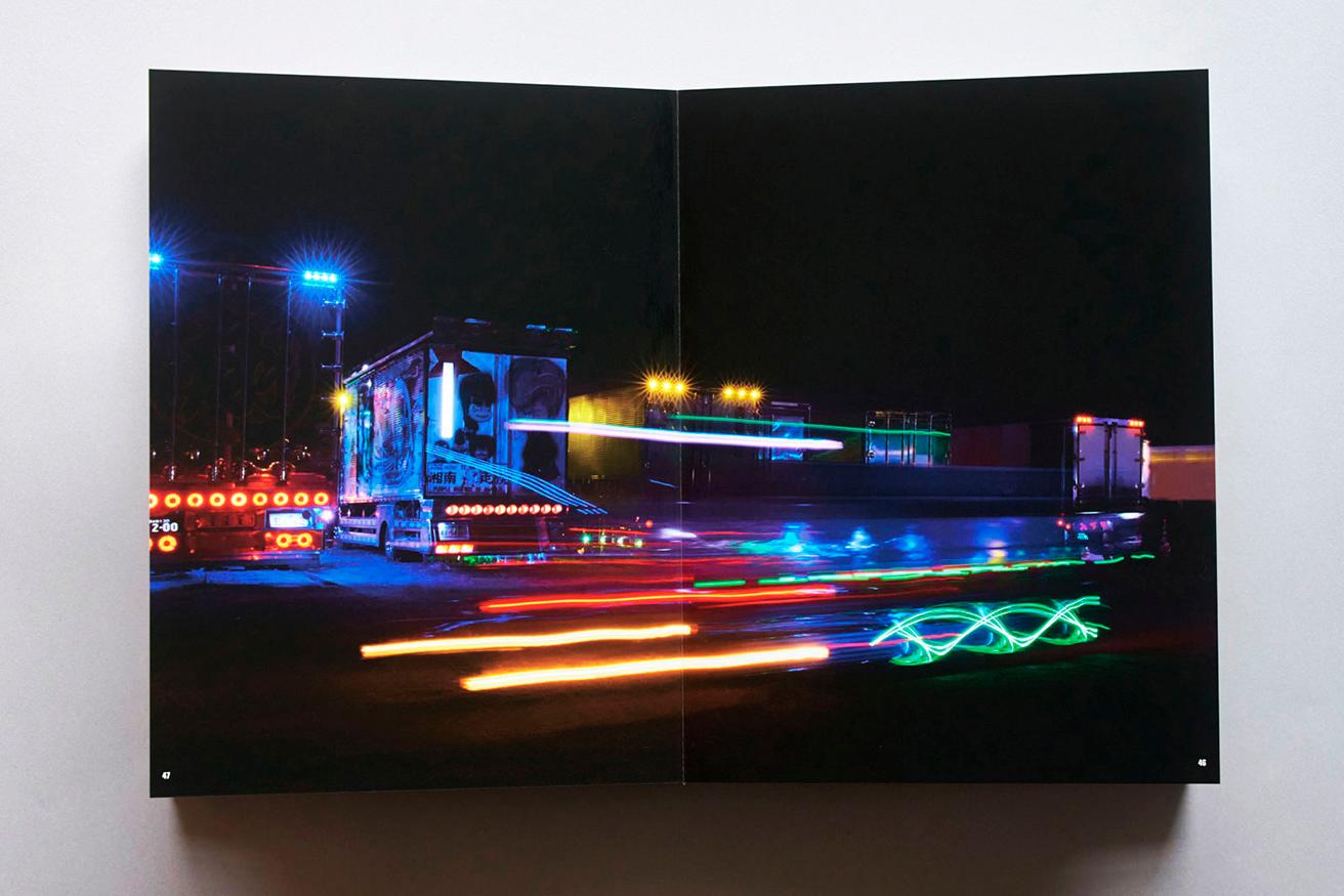 光の軌跡を捉えた写真からも、トラックの過剰な装飾性が伝わってくる。