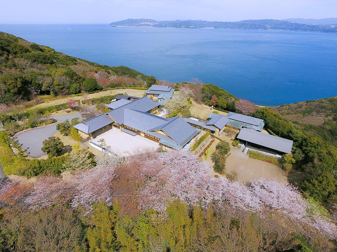 徳島・鳴門、瀬戸内海国立公園にある〈ホテルリッジ〉は全10室のみのホテル。海を眼下に望む絶景なロケーション と美食が自慢。