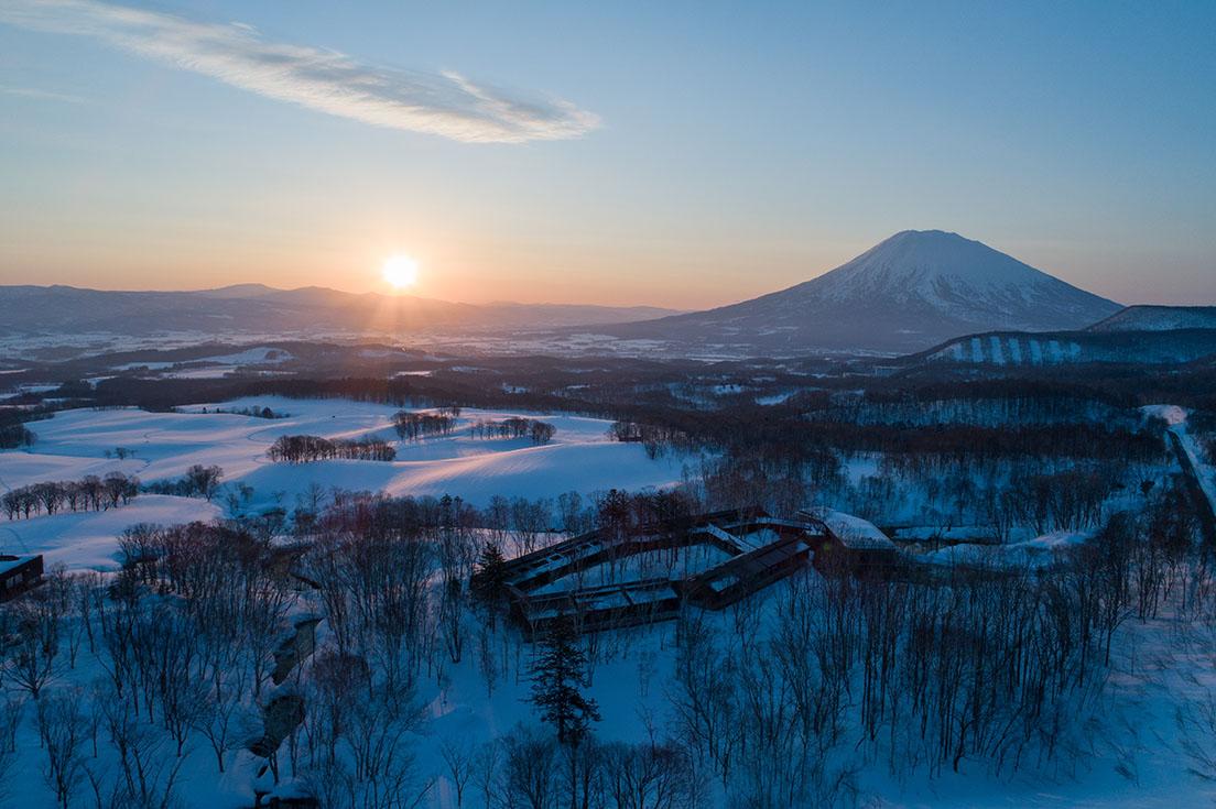 北海道、羊蹄山を望む自然豊かなニセコの地に開業した〈坐忘林〉。日本旅館の心を大切にしながらも、モダンで上質な快適さを追求している。