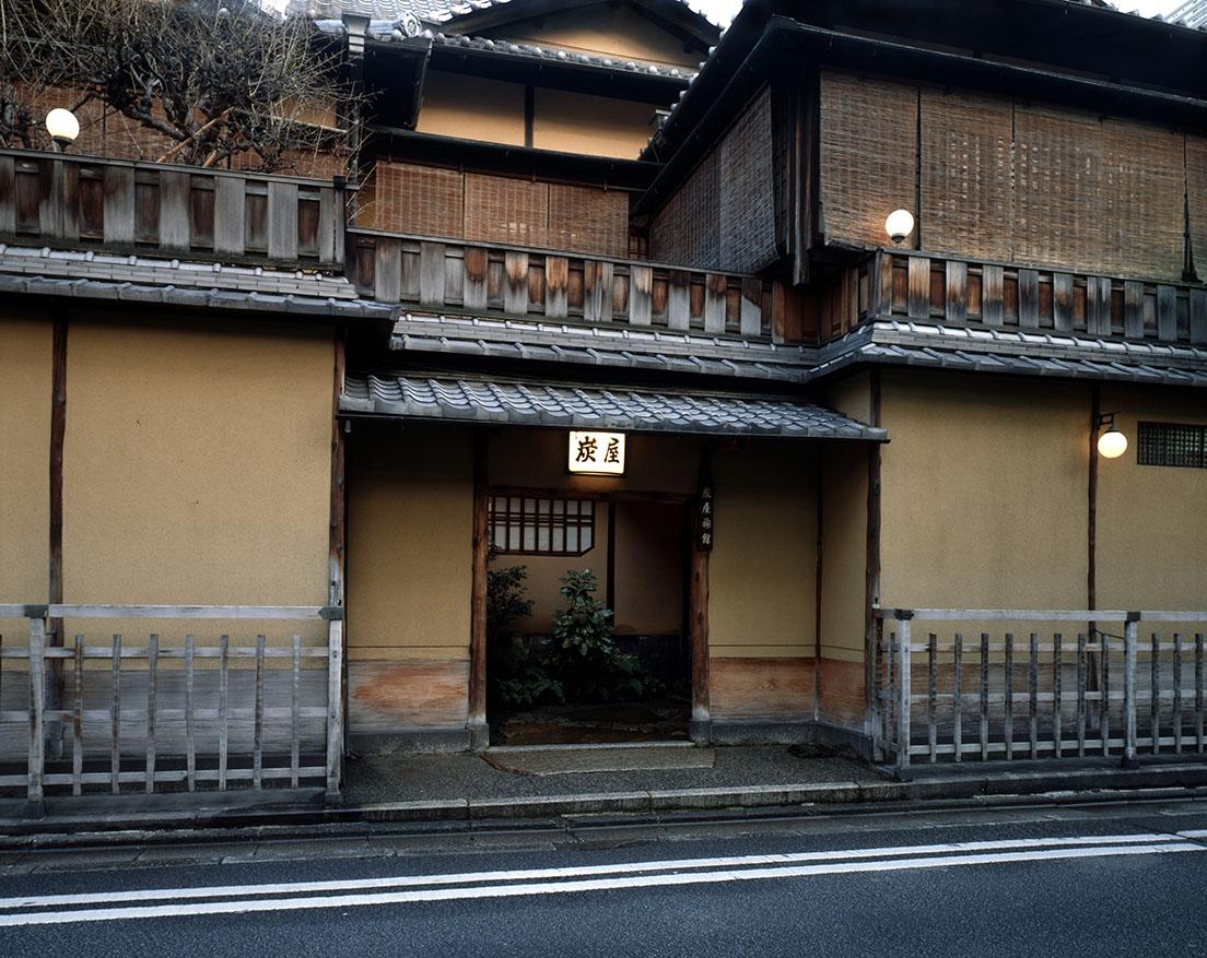 京都の中心地に位置する〈炭屋旅館〉。本格的な数寄屋造りには５つの茶室を備え、茶湯の心で来客をもてなしている。