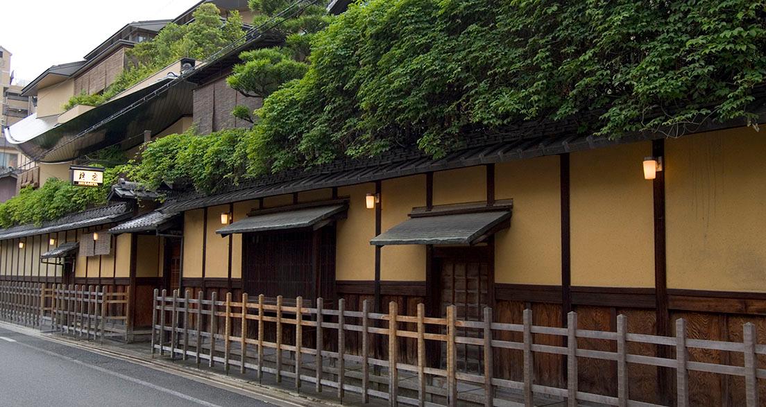 200年余り続く〈柊家〉。御所にも近い京都の中心にありながら、季節の移ろいを感じられる佇まいの純日本旅館。
