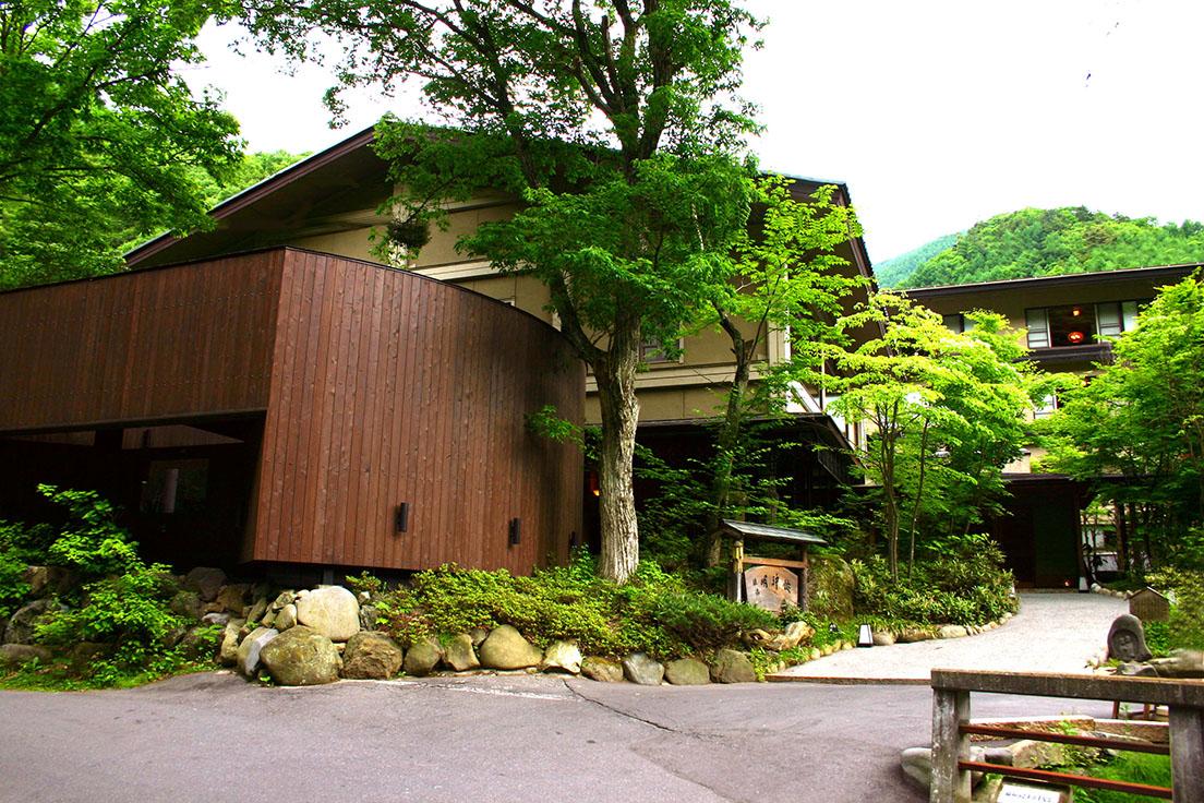 長野・松本の〈明神館〉は国定公園に位置する一軒宿。昔から守り抜いているエコロジーな取り組みにも注目が集まる。
