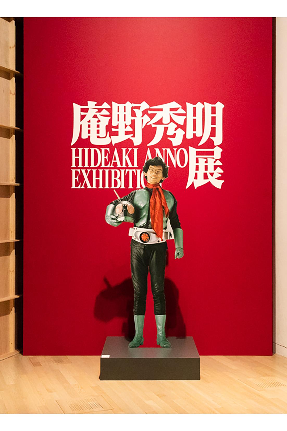 〈国立新美術館〉で開催中の『庵野秀明展』。入り口すぐの場所には、庵野自身が仮面ライダーの衣装を纏ったパネルが。